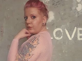 Insatiableme: Kay in abito a rete rosa