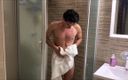 Milk Productions: Segundo twink hetero entra a la ducha y se prepara...