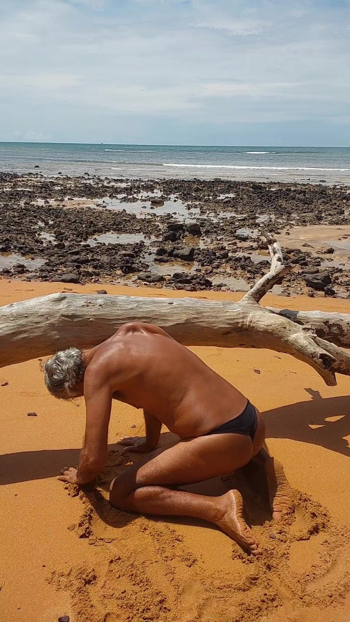 Ladysilvas: Ladysilva femboy in spiaggia mostra il suo culo in mutandine