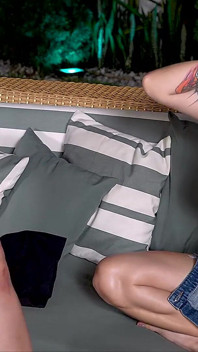 Una MILF Madura Seduce a Su Amiga Para Que Tenga Sexo Lésbico Por Primera Vez - Monique Fuentes Y Andrea Castro