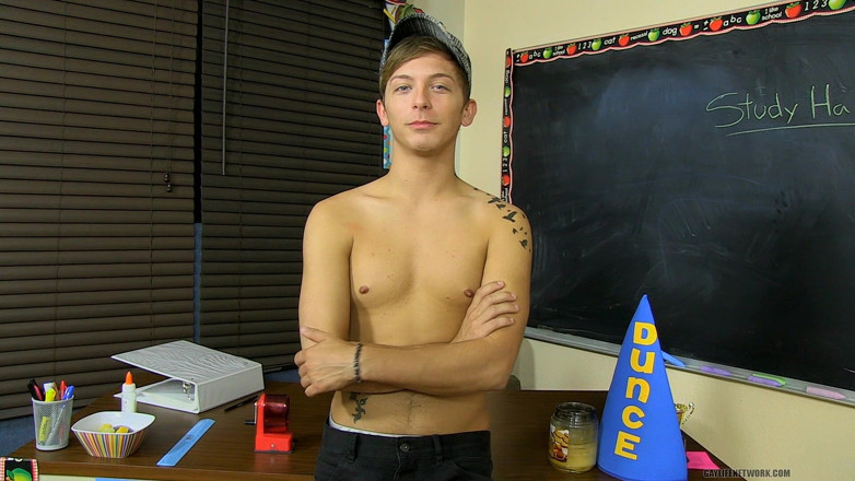 Teach Twinks: На знімальному майданчику з сексуальною красунею Райкер