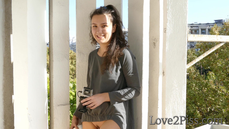 Love 2 Piss: Chica sexy desesperada con orina vesical completa en el balcón
