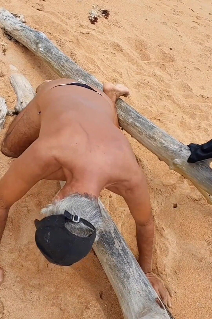 Ladysilvas: Ladysilva in mutandine sulla spiaggia mostra il suo culo caldo...