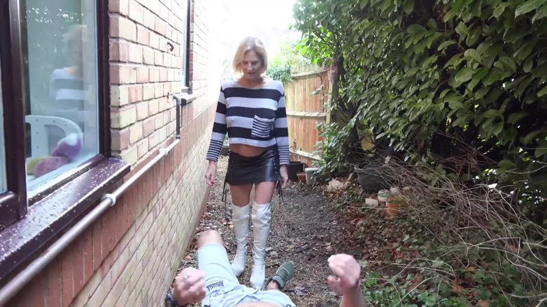 Dirty Doctors Clips: Pissing on The Gardener