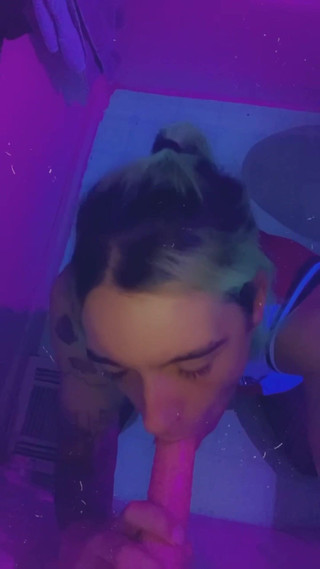 CarmenMelatonin: Roztleskávačka miluje hrát si na párty