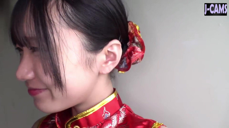 J-Cams: Cosplay Date. Schüchternes mädchen bei einem gewagten spaziergang im freien...