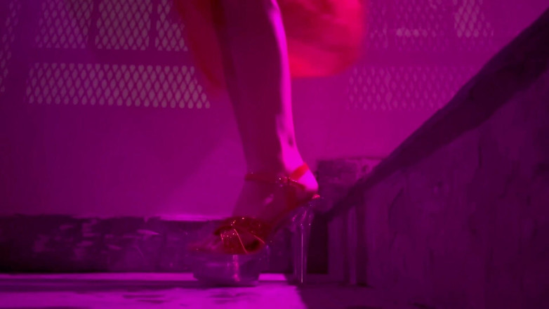 Artemisia Love: Італійська гаряча мамка Артемія любить носити сексуальну нижню білизну та високі підбори на відкритому повітрі