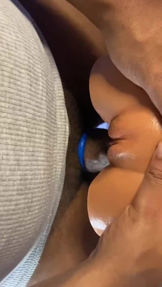 Avsluta en lång kantsession med sexdocka med spermasprut medan du bär kukring