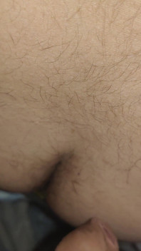20歳のセクシーなツインクがハリーの継父のアナルとセックスする