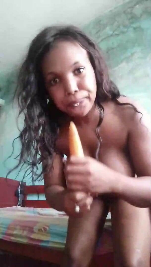 Bitchs Band: Desfrute em uma fonte com cenoura