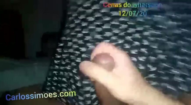 Carlos-Simoes: Aku ngasih hadiah yang enak untuk suamiku hari ini.