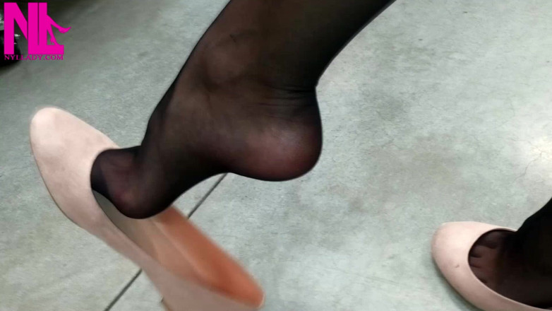 Nyllady: Atârnând în Rose Ballet Flats într-un magazin