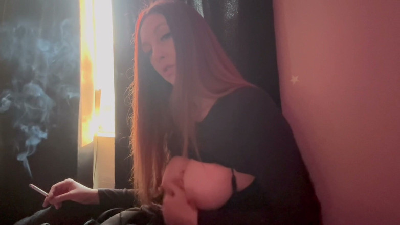 Artemisia Love: Artemisia älskar sexig solo rökning fetisch session som leker med sin...