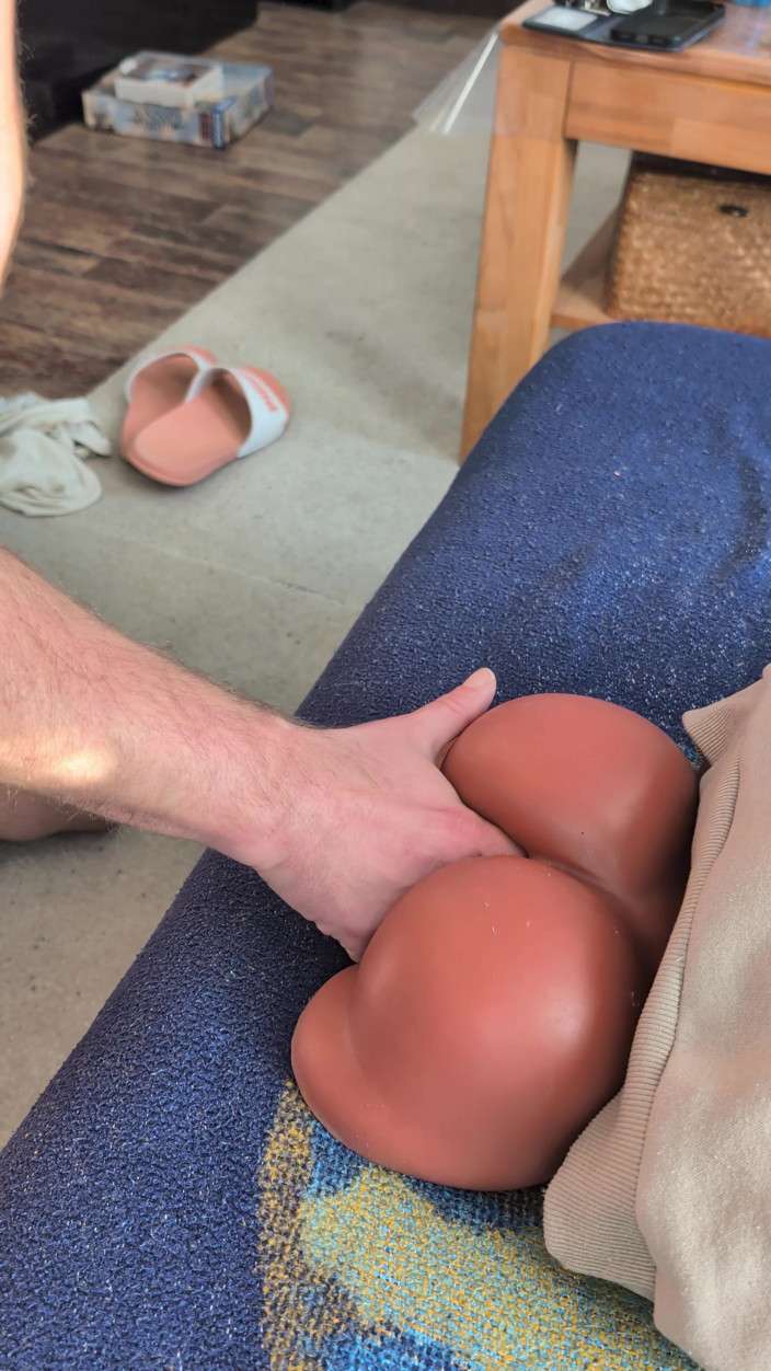 Alex Butt: Hårig styvfar som rimmar och räcker sin jävla leksak och...