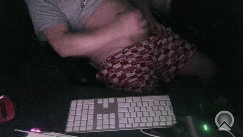 Respawn Daddy: Nocna masturbacja dokucza na moim komputerze z włączoną kamerą internetową...