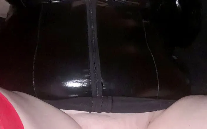 Darla dangerous: Sexy smoking BBW in latex takes dildo