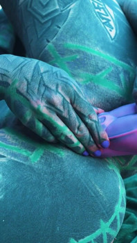 Eu me masturbo fora do meu buraco anal com vibrador até precisar fazer xixi