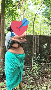 Desi ragazza paffuta va nuda nel bosco