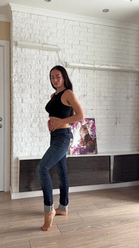 Nettes in Jeans, Nachdem Er Gazzy Essen Gegessen Hat