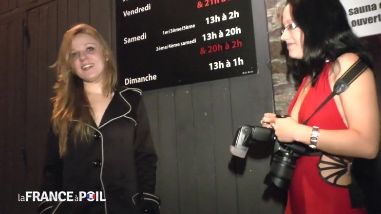 French BDSM: Primeira experiência para nossa bonita estudante Jessica em um clube...