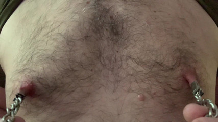 GayBear: Travail des seins / hombre jugando con sus pezones