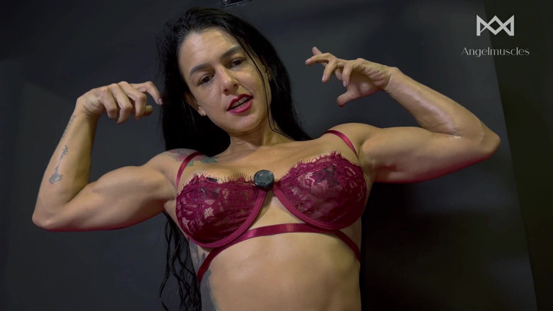 Angelmuscles: Rode kant en krachtige biceps