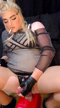 Drea fuma e cavalga vibrador