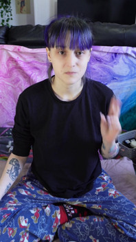 Alice trang điểm