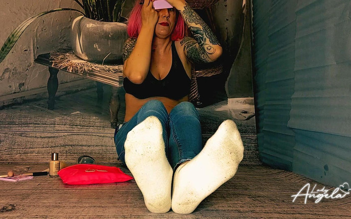 Lady_Angela: Lady Angela Dělá make-up, zatímco zíráte na moje špinavé bílé ponožky...