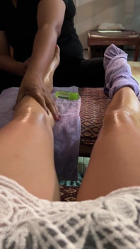 Urut kaki berminyak oleh wanita Thai