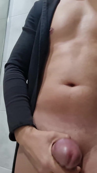 Swafoto pancutan mani batang besar dalam tandas