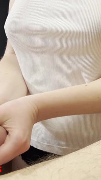 그녀는 순결 케이지에서도 오르가즘에 오쟁이 진 남편 가져