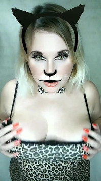 Une MILF Pulpeuse En Costume De Chat À Gros Nichons