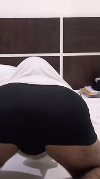 Un giovane ragazzo vergine indiano che mostra il suo grosso culo vergine e il suo cazzo vergine