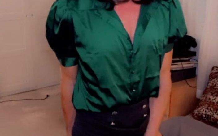 TVI Studios Val Parker: Geile travestiet in nylonkousen
