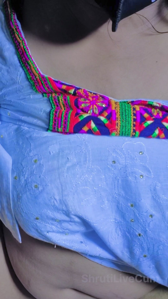 ShrutiLiveCum: Weißes kleid, indische Desi-stiefmutter, geile stimmung, 9-zoll-Dildo-muschi innerhalb des wassers und...