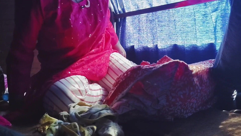 Khushboobhabi: La ragazza si cambia i vestiti su un bus in...