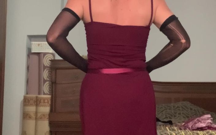 cd_aysemmm: 我的继妹在我的房间里穿衣服。