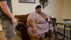 Full Weight Productions: Mz Fluff snek di sofa manusianya