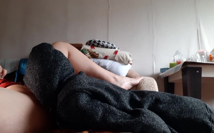Lesbian-candys: 내 남친이 샤워하러 갔을 때, 새엄마가 나를 유혹하고 따먹어