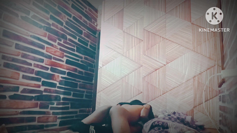Sandeepp: Adik tiri kecil di bilik menikmati penuh dan mengongkek adik...