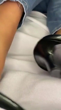 Une black joue avec des chaussures avec ses talons noirs et montre sa nouvelle pédicure sur ses pieds