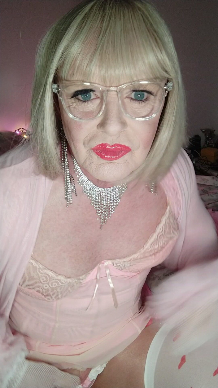 Emma Browne: 娘娘腔粉色变装者