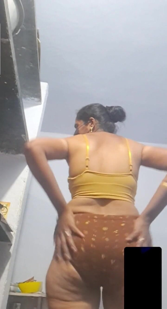 Jayaselvi: Tamil tia apreciada em vídeo chamada