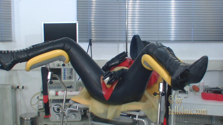Rubber & Clinic Studio - 1ATOYS: Perwersyjny seks w maskach gazowych