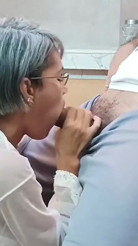 배다른 아들의 정액을 삼키는 걸 좋아해 남편이 집에 있는 동안 바람난 남편.