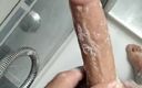 Arg B dick: Juckande stor kuk i duschen, krämbad kuk och spruta på...
