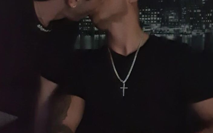 Boyzxy: जब मैं लंड चाट रही थी और धूम्रपान कर रही थी तो मेरे लड़के ने मुझे पकड़ लिया