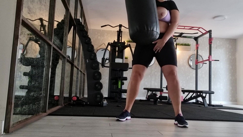 Sunny Loveli: Stiefmutter spielt in der fitnessshow im freien mit dicken möpsen