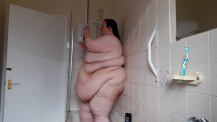 SSBBWLadyBrads: SSBBW Lady Brads tắm & bụng lắc lư